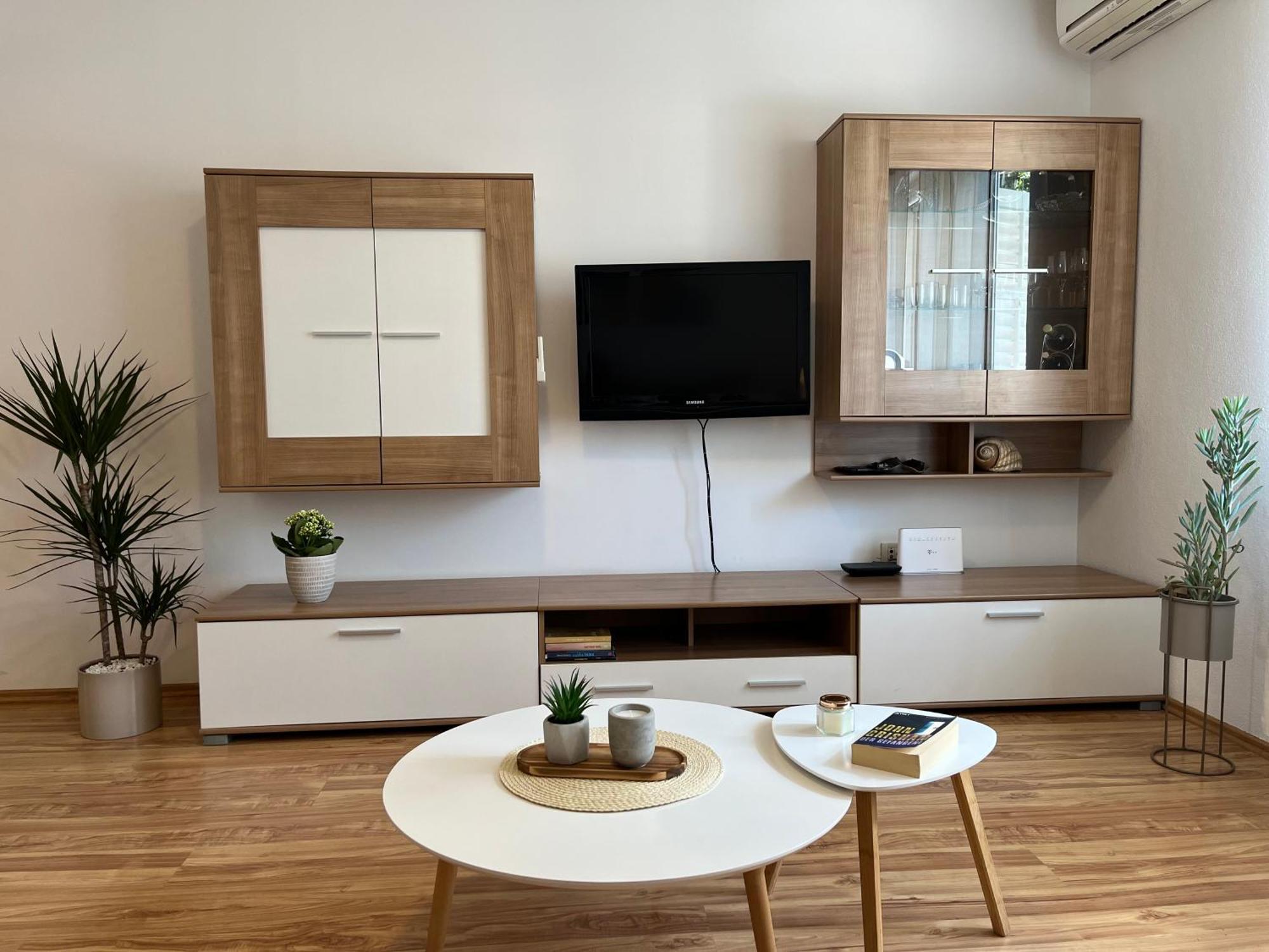 Apartament Lora *