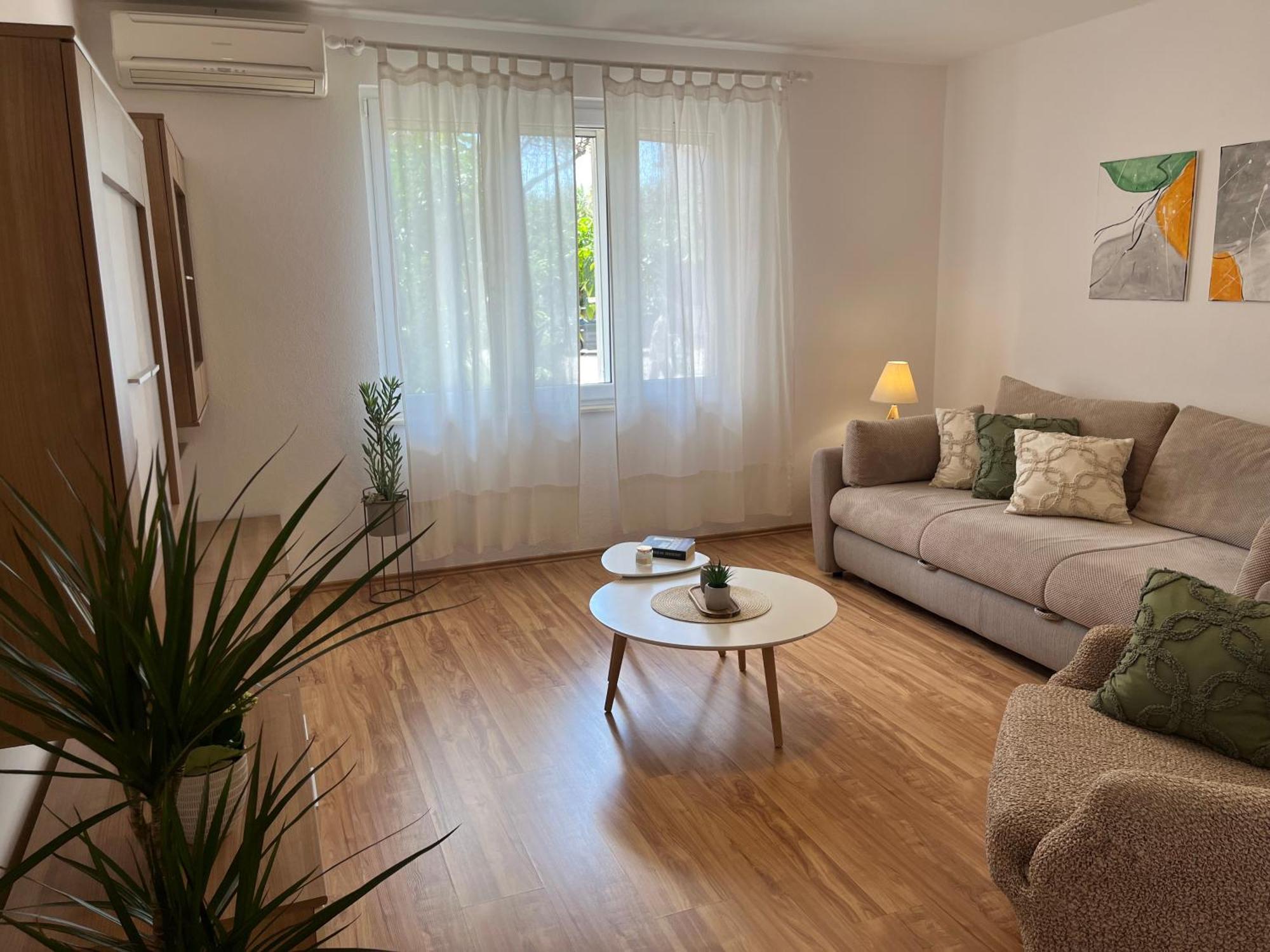 Lora Apartament